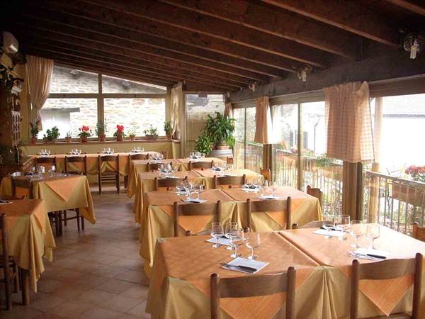 Nell'ampia veranda del Ristorante Pizzeria Italia di Lerma