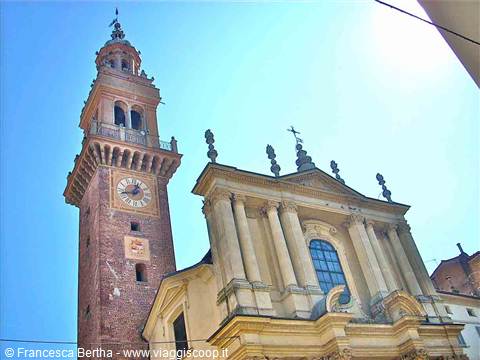 Veduta di una chiesa con la torre civica