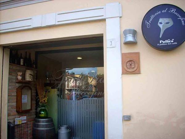 L'entrata della Trattoria Al Beccofino