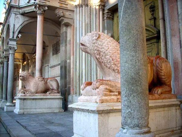 I leoni "in guardia" davanti al Duomo