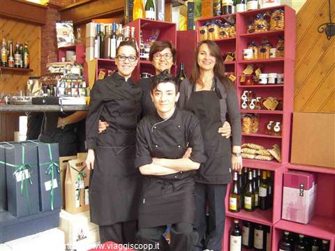 Lo staff, tutto al femminile, della Trattoria La Casa di Bacco
