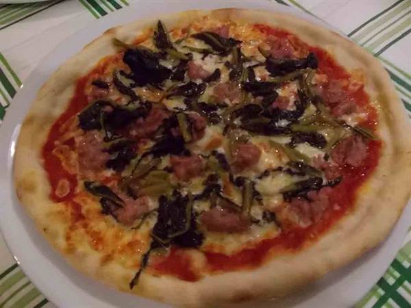Una delle fantastiche pizze del Ristorante Lo Scacciapensieri