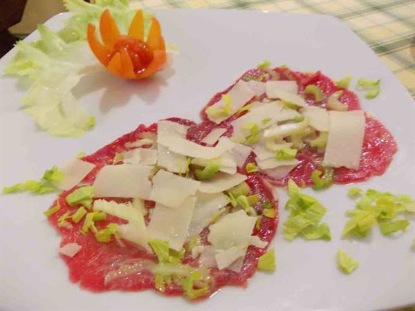 Prelibatezze del Ristorante Lo Scacciapensieri: la carne all'albese