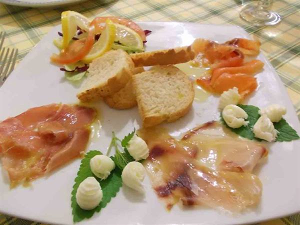 Prelibatezze del Ristorante Lo Scacciapensieri: spada, tonno e salmone affumicati in casa