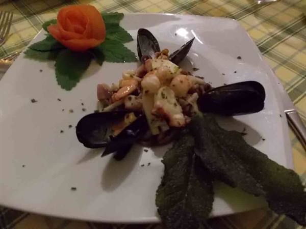 Prelibatezze del Ristorante Lo Scacciapensieri: l'insalata di mare
