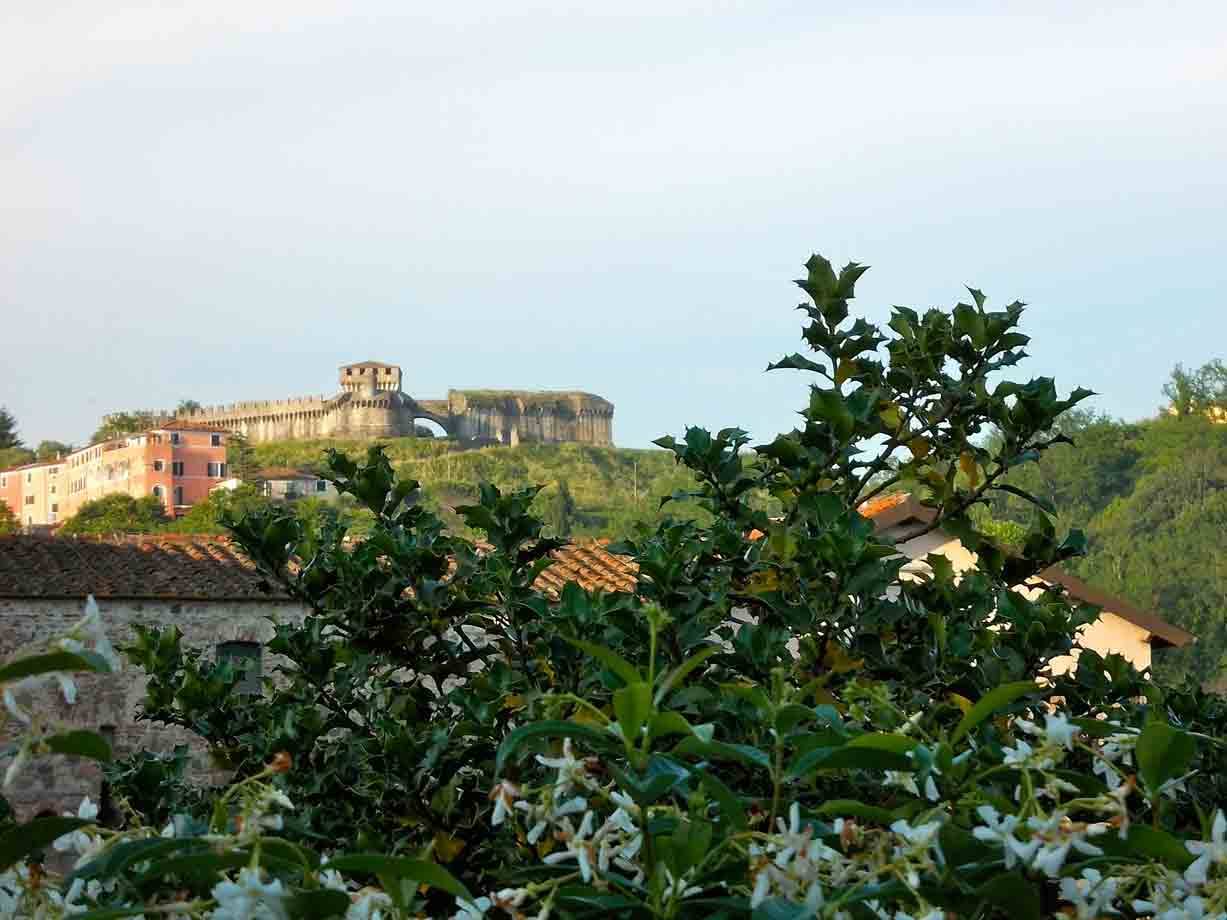 Veduta della Fortezza di Sarzanello