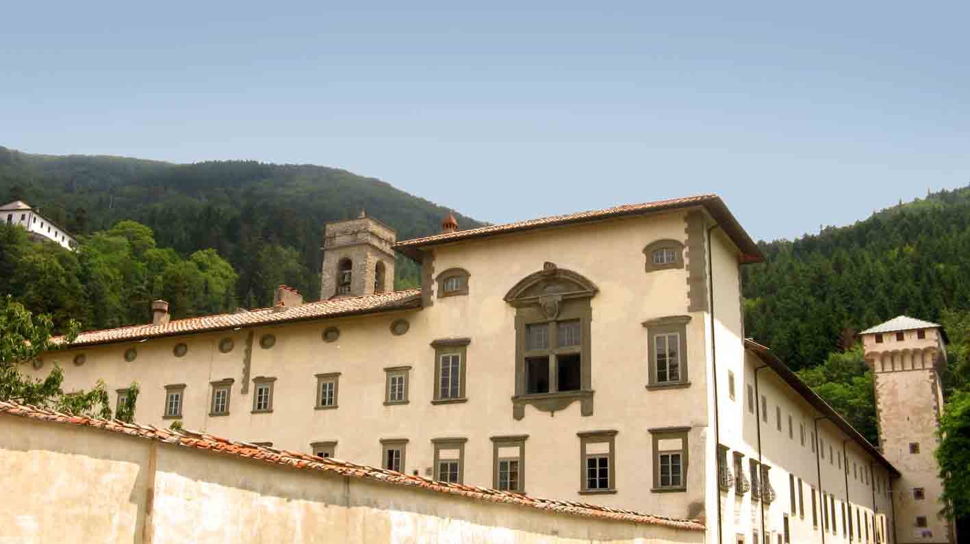 Abbazia di Vallombrosa, facciata in pietra chiara tra boschi verdi e montagne