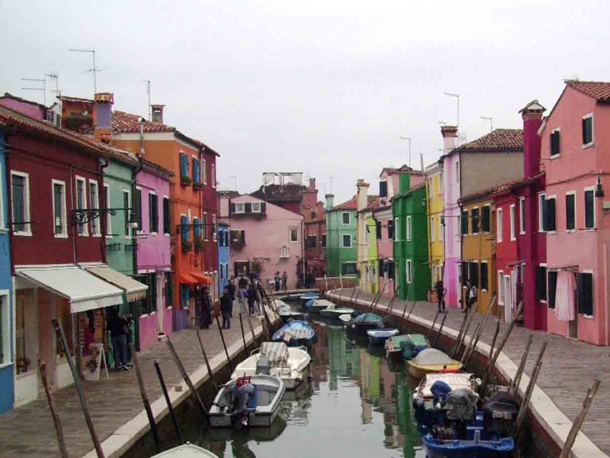 Canale di Burano con case colorate e barche ormeggiate lungo le sponde