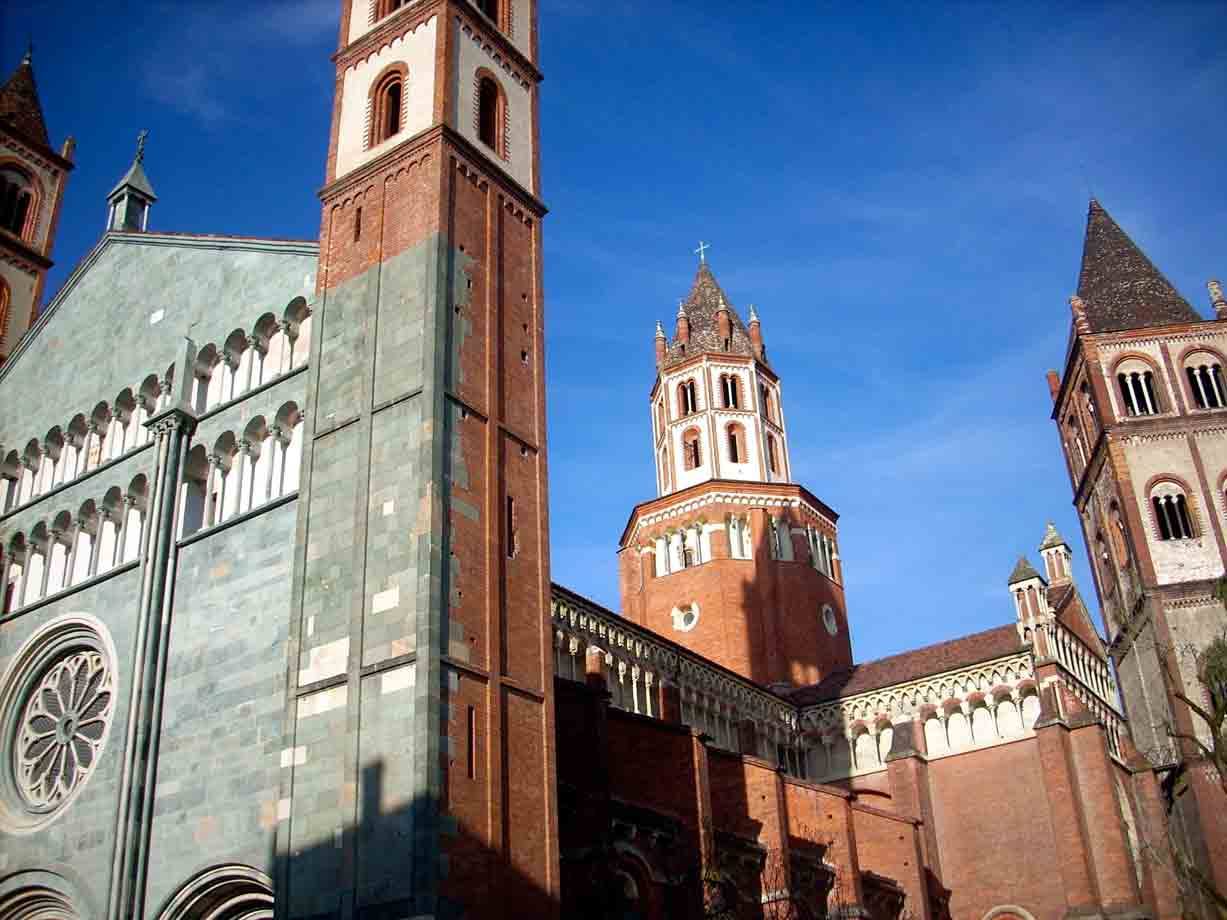 Basilica di Sant'Andrea a Vercelli, mattoni e pietra verde sotto cielo azzurro