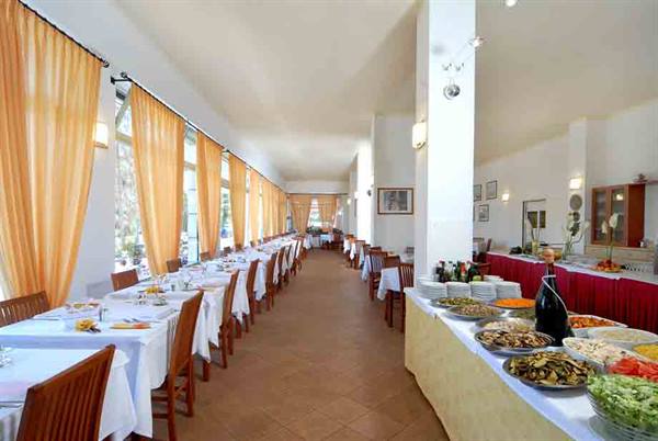 Il ristorante dell'Hotel Pineta di Acqui Terme 2