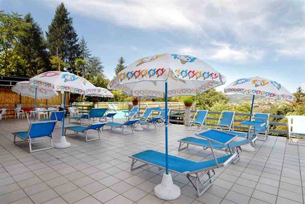 Il solarium dell'Hotel Pineta di Acqui Terme