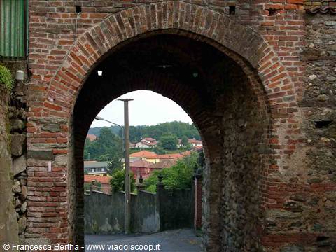 L'arco dell'antica porta del paese