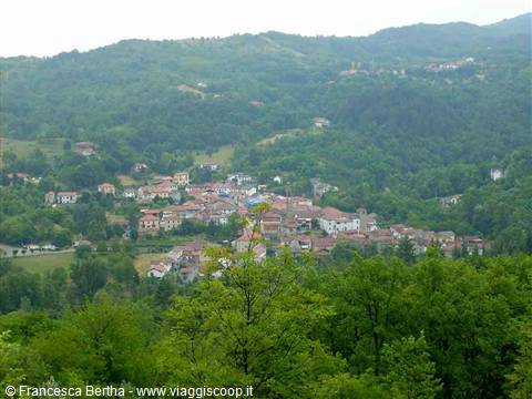 Veduta di Grognardo dal percorso blu
