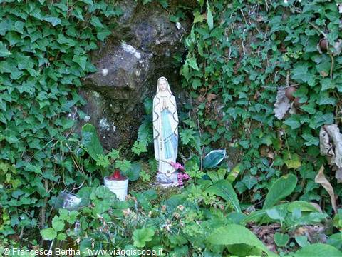 Un luogo di preghiera nel bosco, dedicato alla Madonna