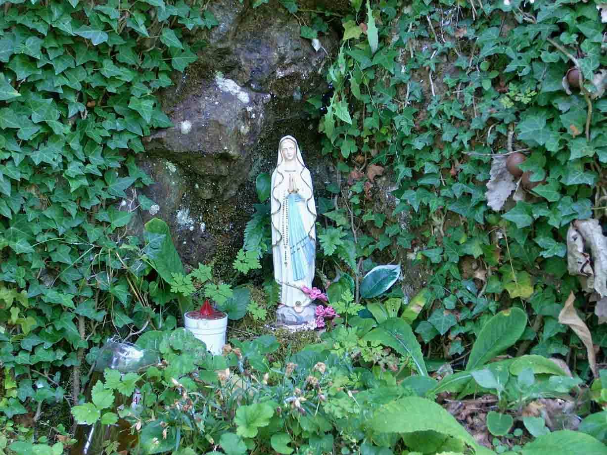 Un luogo di preghiera nel bosco, dedicato alla Madonna
