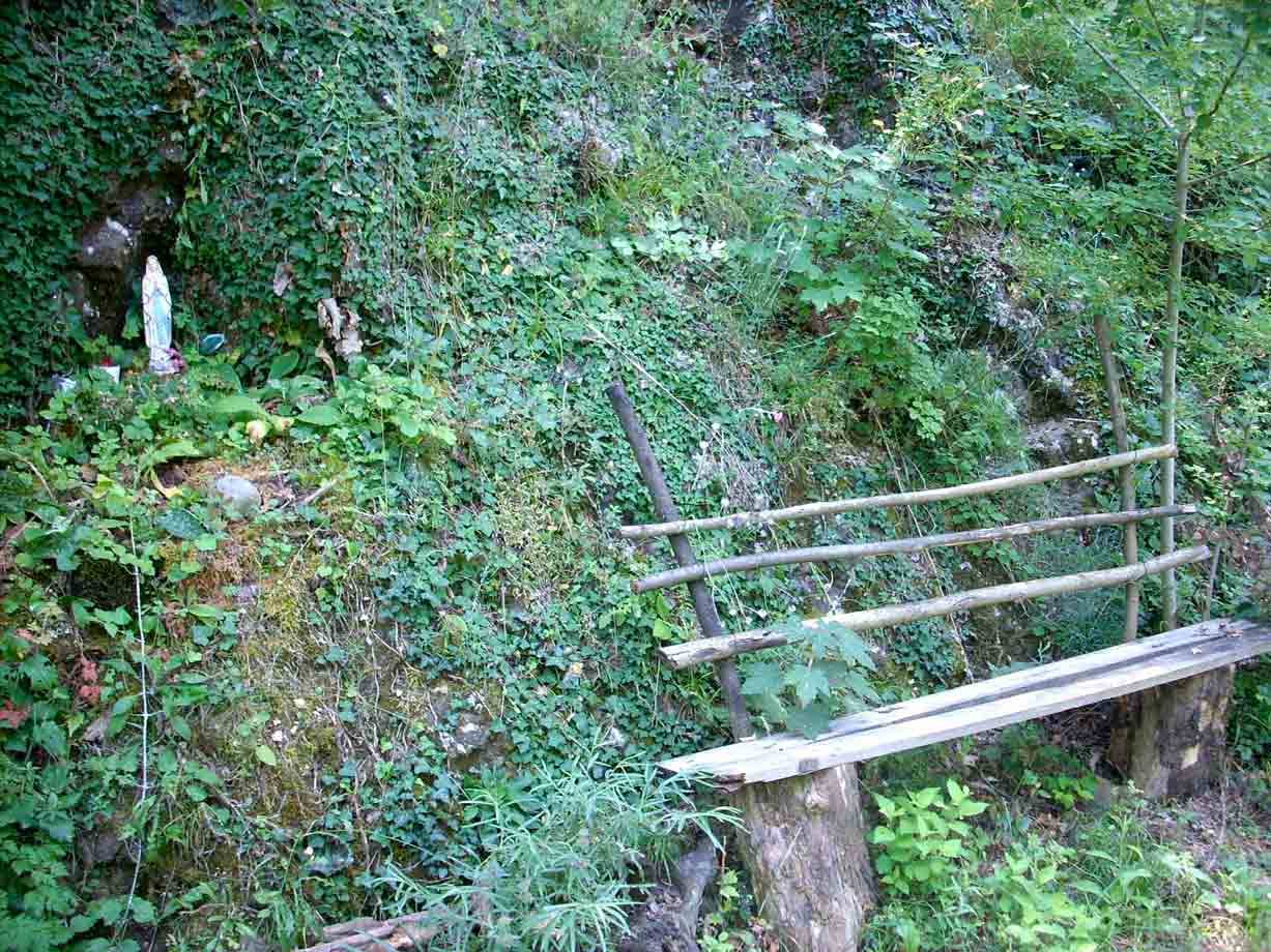 Un luogo di preghiera nel bosco, dedicato alla Madonna