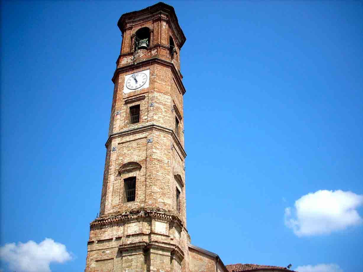 La torre campanaria della Chiesa Parrocchiale S.Pietro e Paolo e Madonna del Rosario