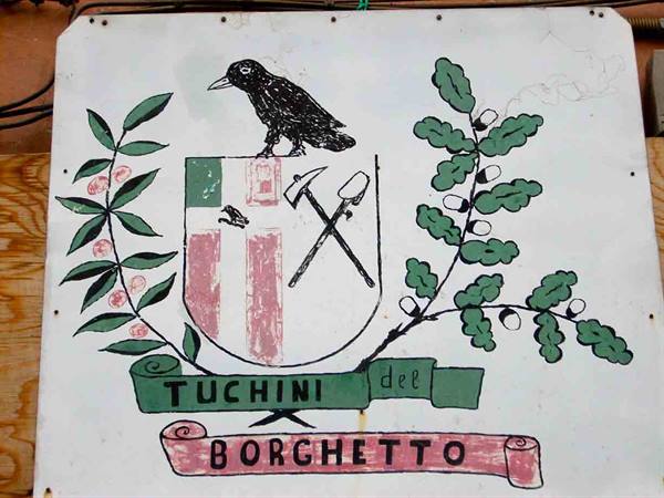 La targa sulla sede della squadra di aranceri dei Tuchini