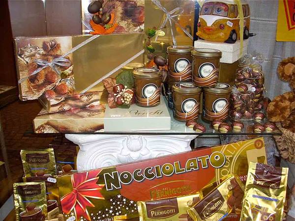 Una vetrina dedicata al cioccolato di Novi