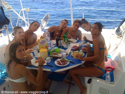 A bordo del catamarano si mangia alla grande. Il Belize 43 ha una super cucina...