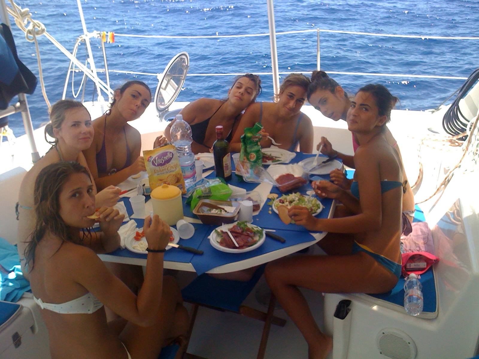 A bordo del catamarano si mangia alla grande. Il Belize 43 ha una super cucina...