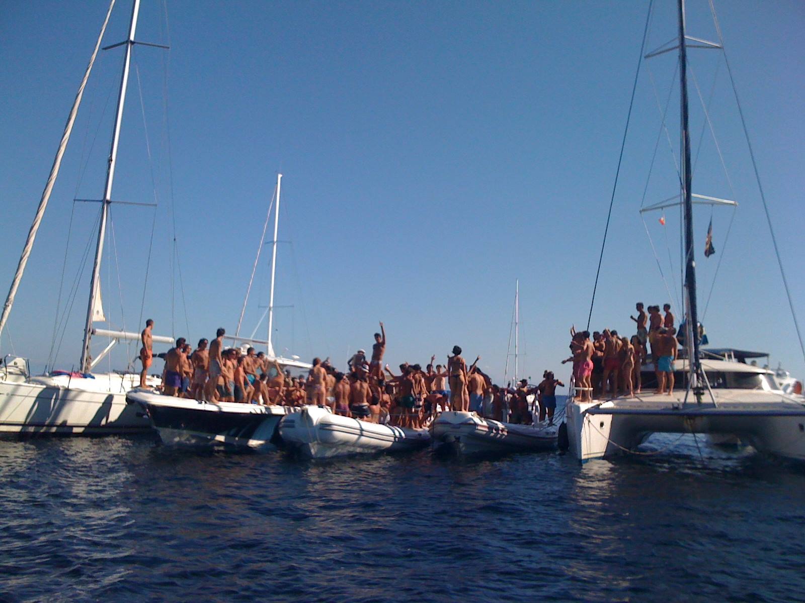 Ad Ibiza fanno feste galleggianti eccezionali, fiumi di birra e musica a gogo !!!