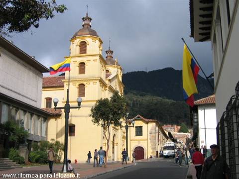 Nella piazza del museo di Botero