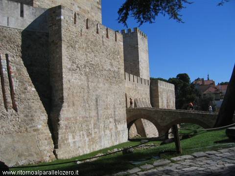 Entrando nel castello di São Jorge