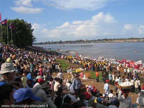Sulla riva del percorso di gara a Phnom Pehn