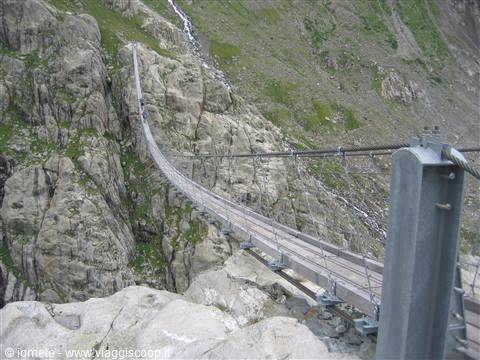 OBERLAND SVIZZERO: IL PONTE TRIFTBRUCKE E LE CASCATE DI TRUMMELBACH