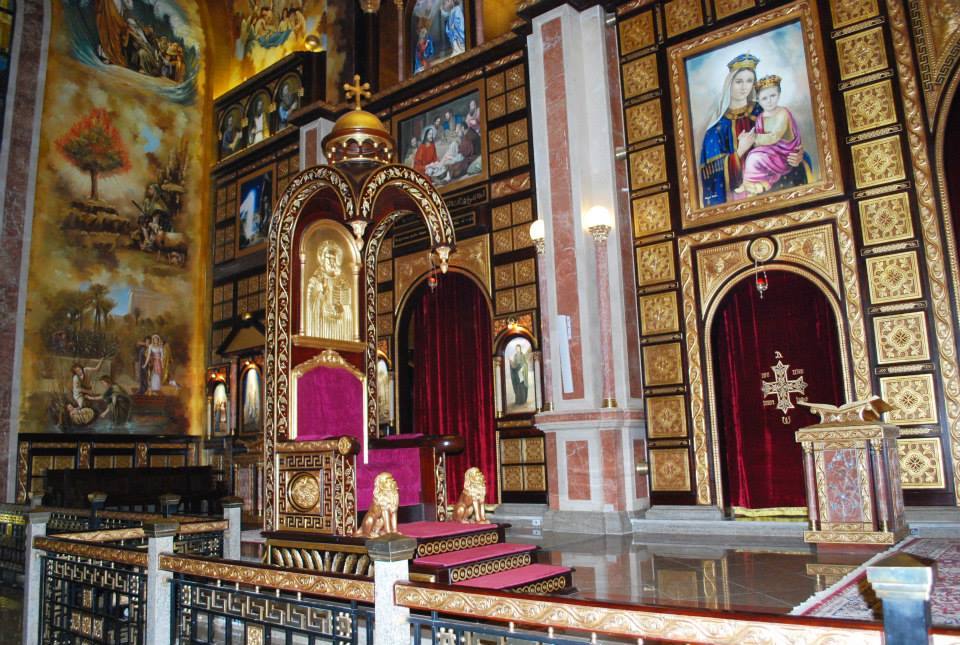 Iconostasi dorata con trono vescovile rosso e leoni, chiesa copta decorata ad affreschi