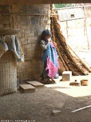 12 - Sulla strada per Voen Sai - Bambina khmer spaventata