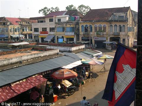 13 - Kratie - Piazza del mercato