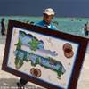 Un venditore di quadri tipici in spiaggia a Boca Chica REPUBBLICA DOMINICANA 