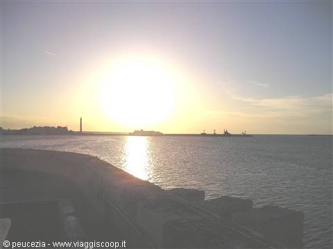 tramonto sul mare e sullo sfondo il faro nuovo