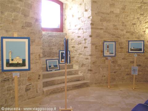 interno del faro e mostra del pittore Linos