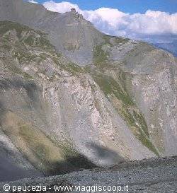 un costone di monte decisamente inquietante passandoci a fianco...