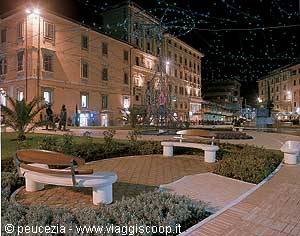 una piazza by night