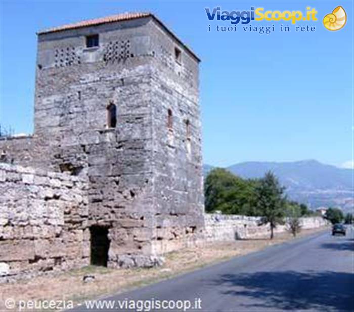 di fronte al sito archeologico