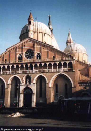 la facciata della basilica