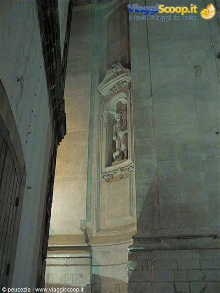 una statua dell'esterno della basilica