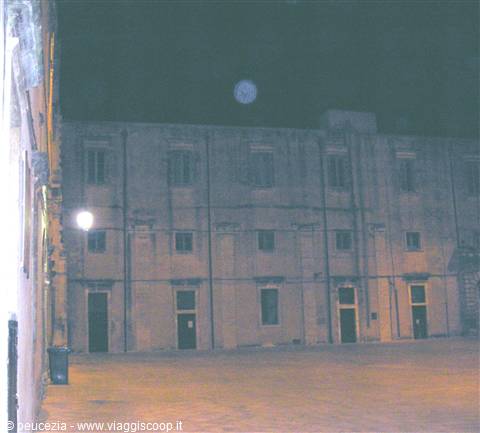 cortile interno del palazzo ducale con luna piena sullo sfondo