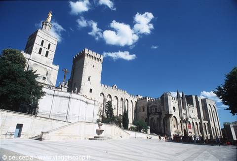 ancora l'esterno del palazzo