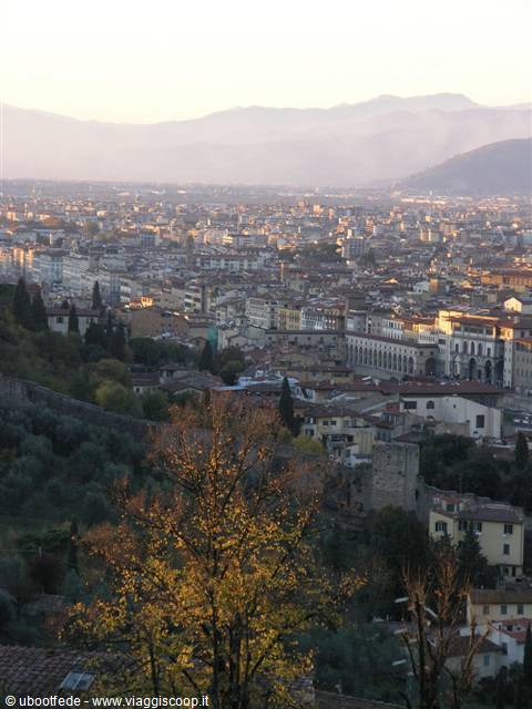 Panorama della città al tramonto