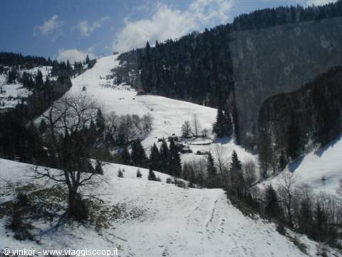 Montenegro: paesaggio di montagne innevate