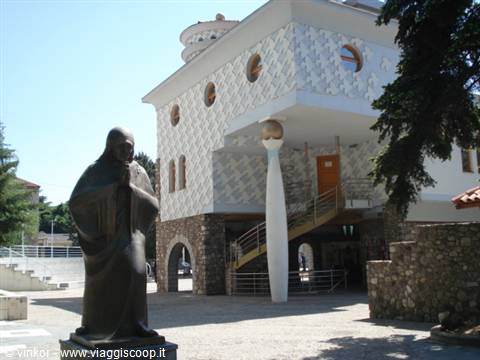 Skopje: monumento e casa di Madre Teresa natia di Skopje