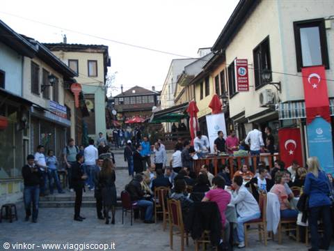 Skopje: bar affollato alla Carsija, la cittò vecchia