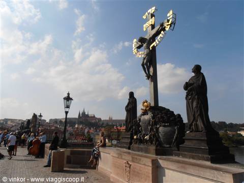 una delle 30 statue del ponte Carlo