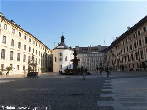 un cortile interno al castello