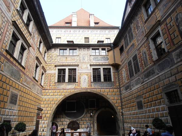un cortile interno del castello